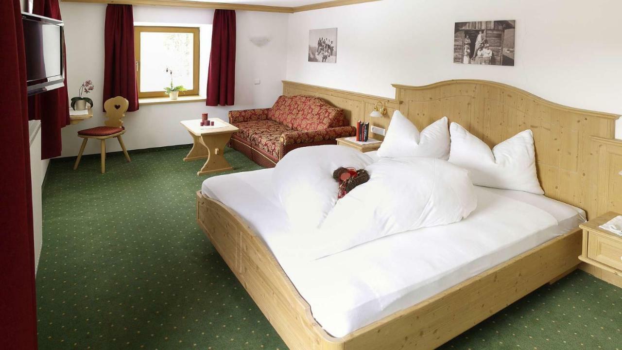 Hotel Trenker Braies  Exterior photo